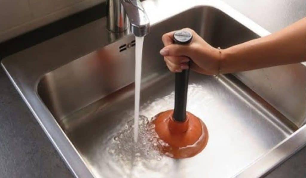 Gootsteen ontstoppen mechanisch