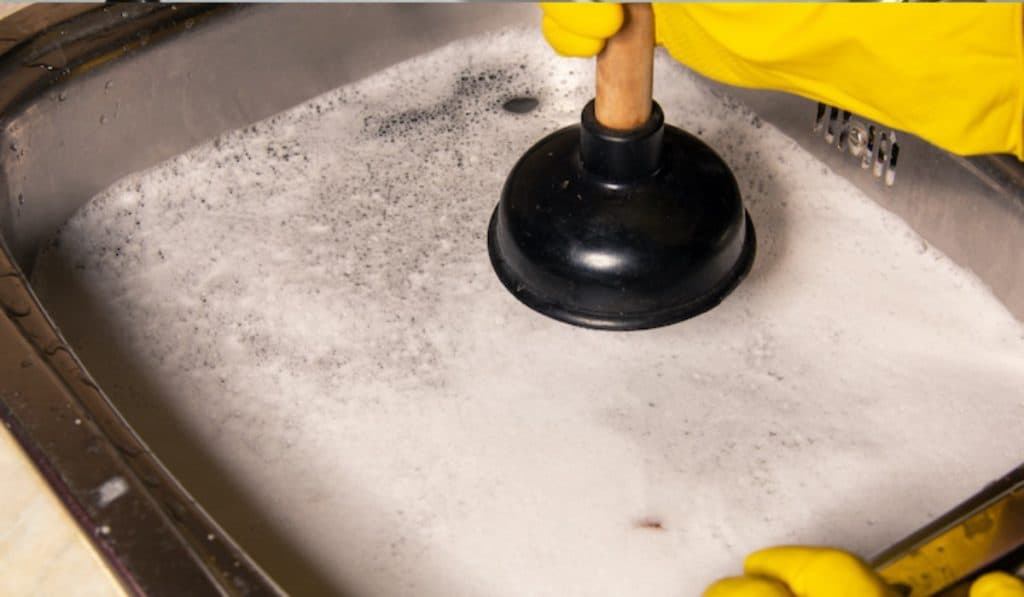 Gootsteen Ontstoppen: Duurzame Methodes en Geurproblemen Oplossen