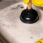 Gootsteen Ontstoppen: Duurzame Methodes en Geurproblemen Oplossen