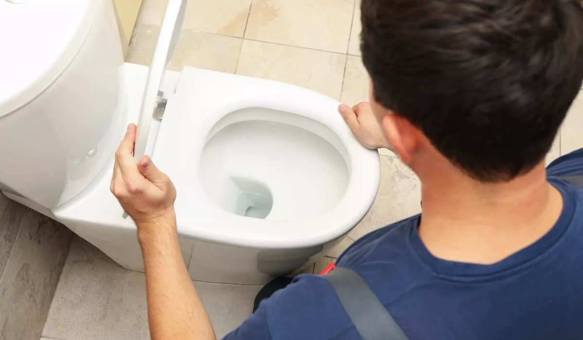 WC ontstoppen zonder schade: complete gids voor een verstopt toilet