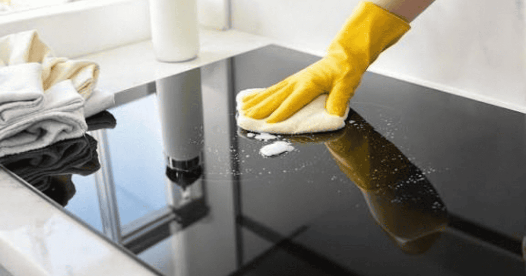 Inductiekookplaat schoonmaken