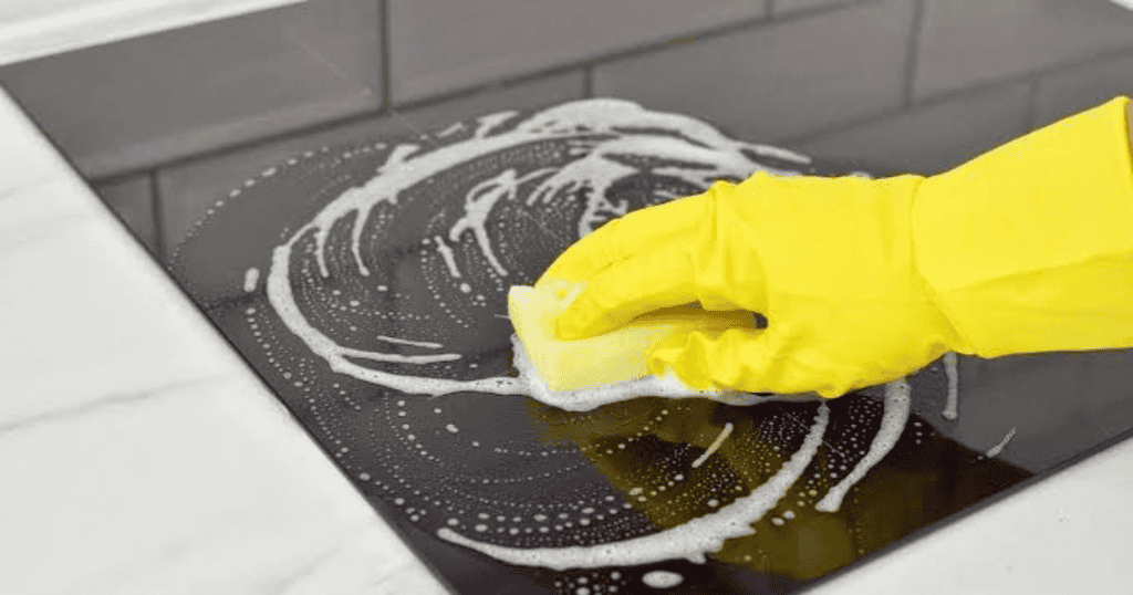 Inductiekookplaat schoonmaken