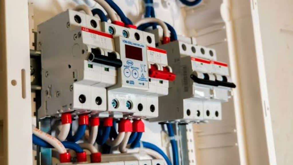 Meterkast aanpassen: complete gids voor inductie, laadpaal, warmtepomp en zonnepanelen