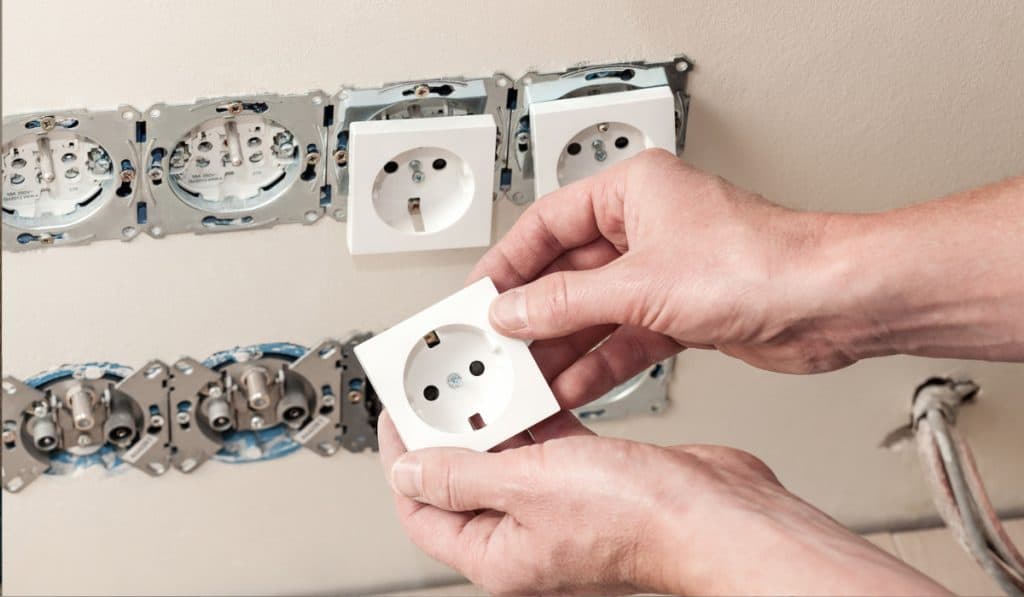 Stopcontact plaatsen, aansluiten, vervangen en installeren: complete gids
