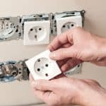Stopcontact plaatsen, aansluiten, vervangen en installeren: complete gids