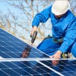 Zonnepanelen aansluiten: complete gids voor meterkast, groepenkast en installatie