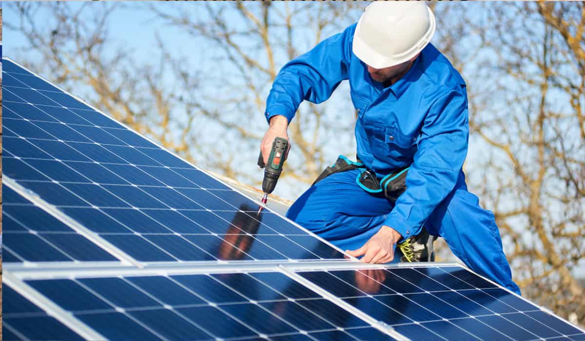 Zonnepanelen aansluiten: complete gids voor meterkast, groepenkast en installatie